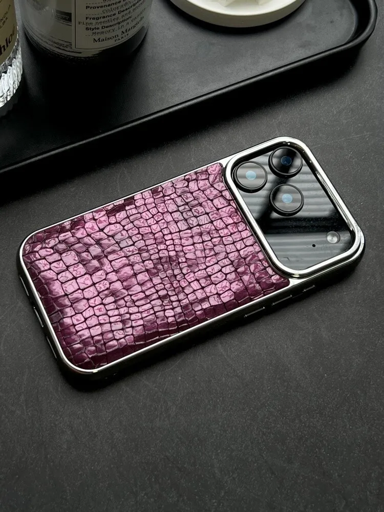 Capa Para Celular (iphone 14 Plus Rosa) Em Couro Eletrogalvanizado Com Padrão De Crocodilo, Resistente A Impactos E Macia.