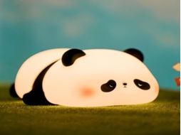 Luminária noturna Lurelia em formato de panda, feita de silicone livre de BPA, recarregável via USB, com sensor de toque e brilho ajustável, ideal para cabeceiras de cama de bebês e crianças.