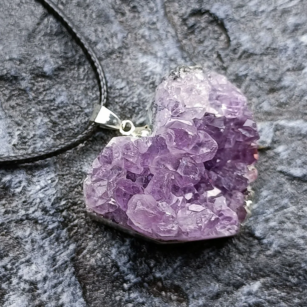 Colar com Pingente de Coração em Ametista Natural , Formato Irregular, Pedra de Cura. MDUG (cristal Roxo)
