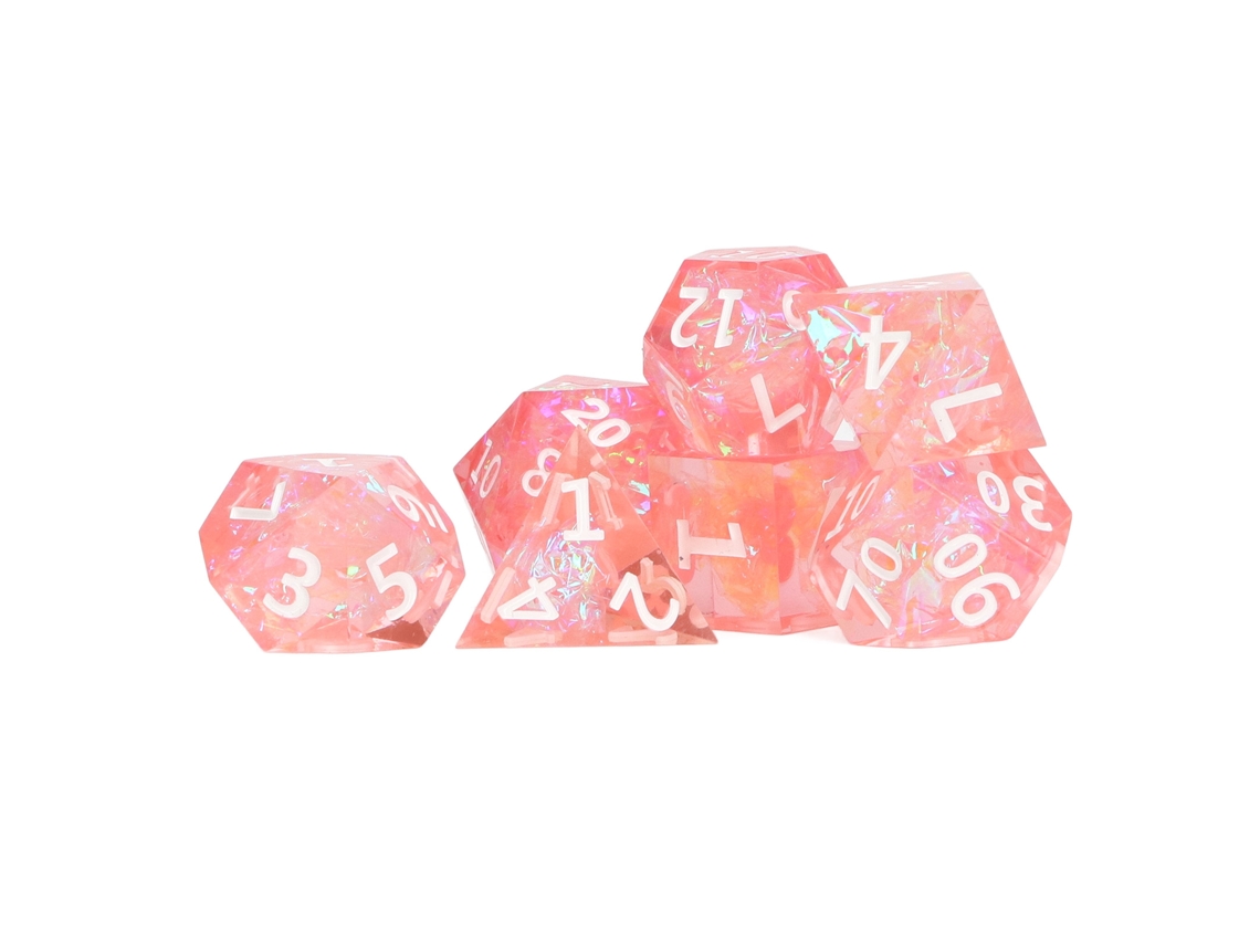 Conjunto Mali de dados translúcidos em resina epóxi rosa com 7 peças pontiagudas e números brancos.