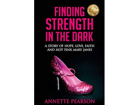 Livro Finding Strength in the Dark A Story of Hope Love Faith and Hot Pink Mary Janes de Annette Pearson (Inglês)