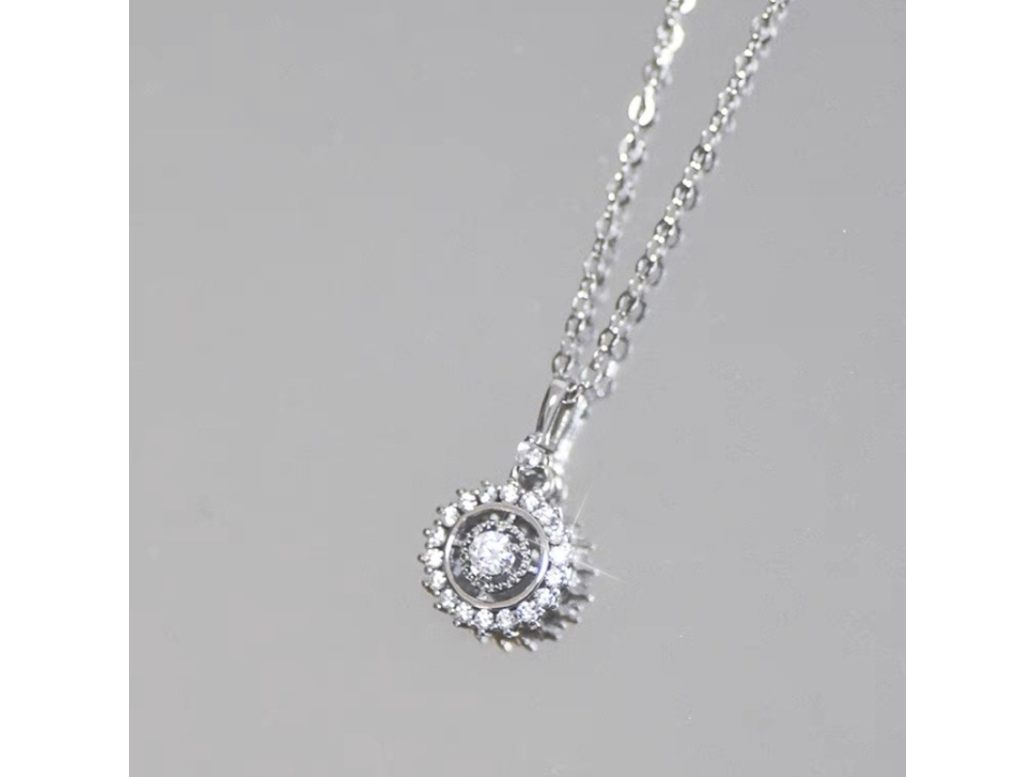 Colar Bússola do Destino em Prata de Lei 925 , Mini Pingente Vintage Redondo em Formato de Disco com Pequenas Zircônias MDUG (ouro Branco)