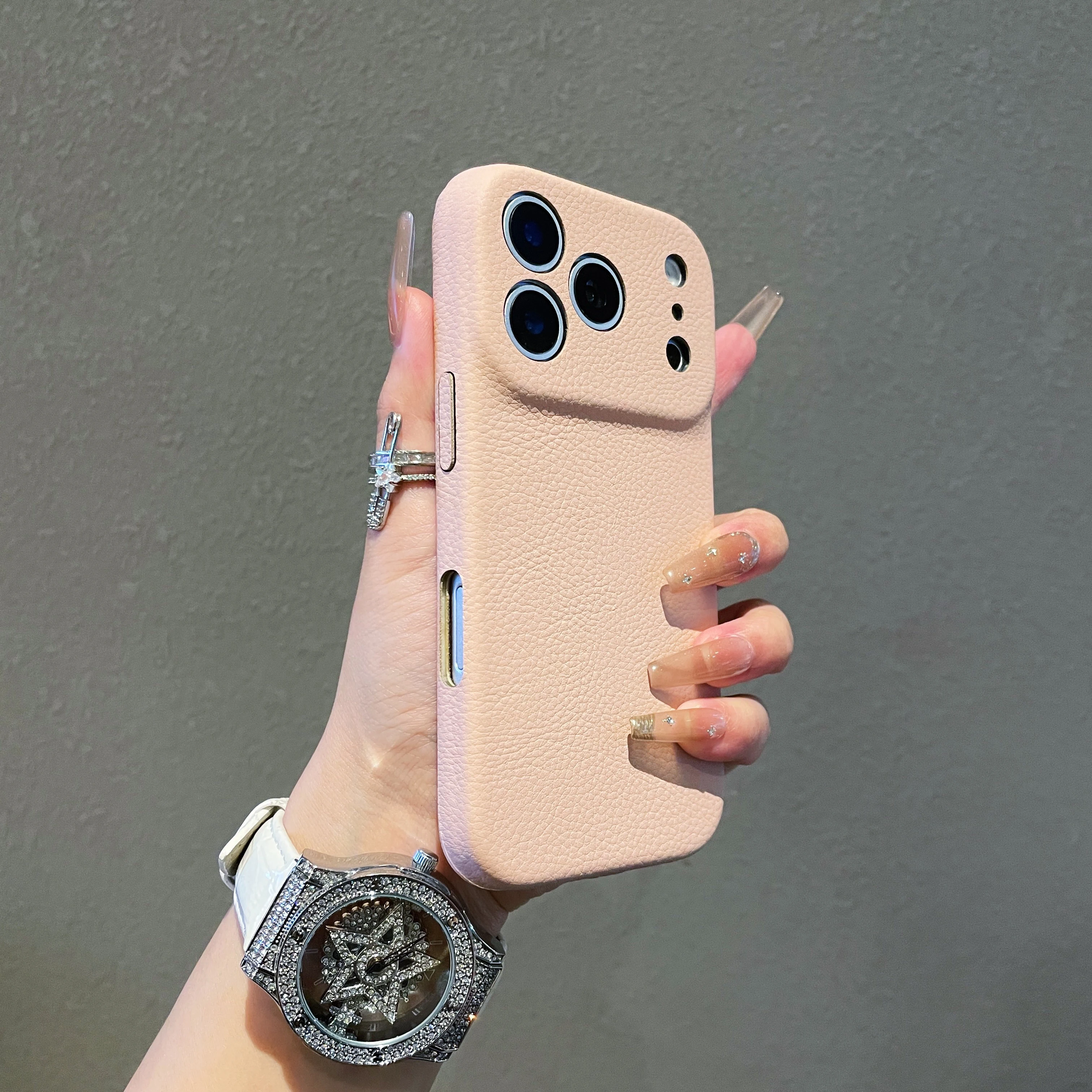 Capa Para Celular (iphone 16 Plus Rosa) Em Couro Pu Fosco Com Textura De Lichia E Proteção Para A Câmera.