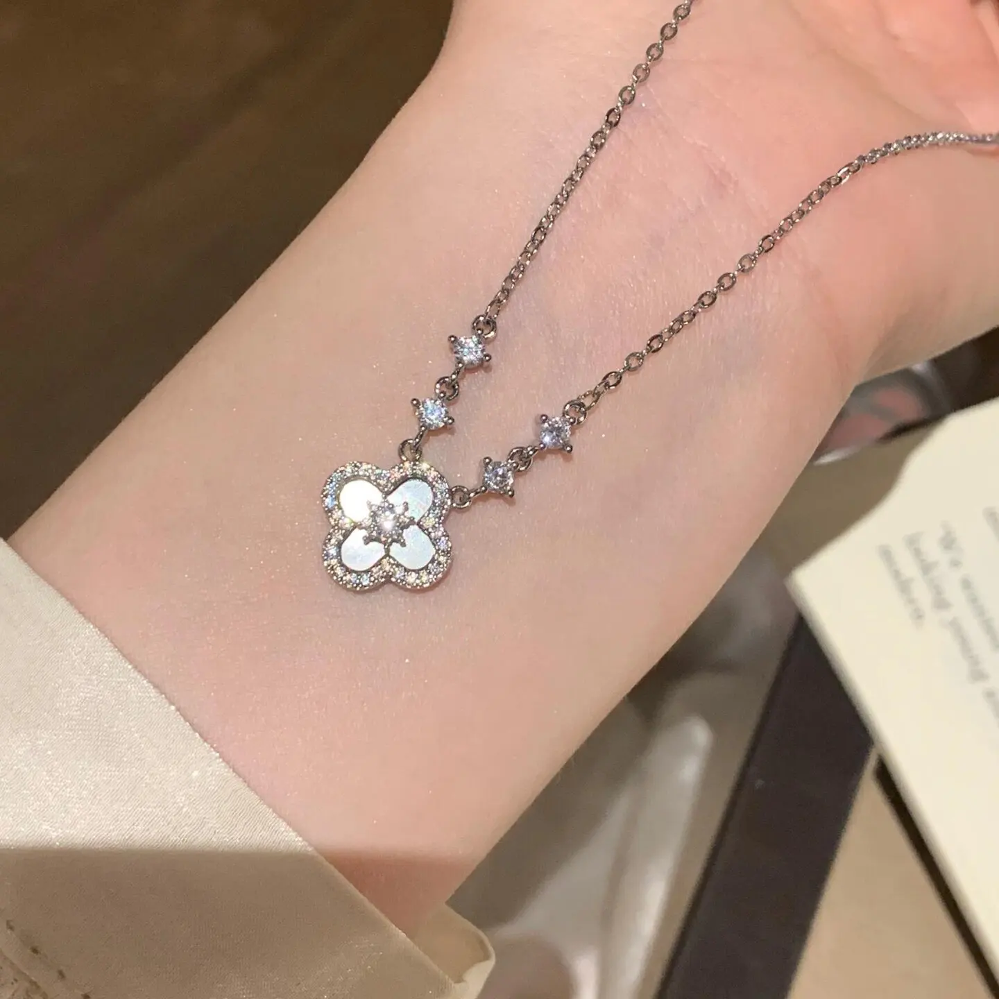 Colar Com Pingente De Trevo De Quatro Folhas Em Formato De Concha Rosa E Ouro Branco