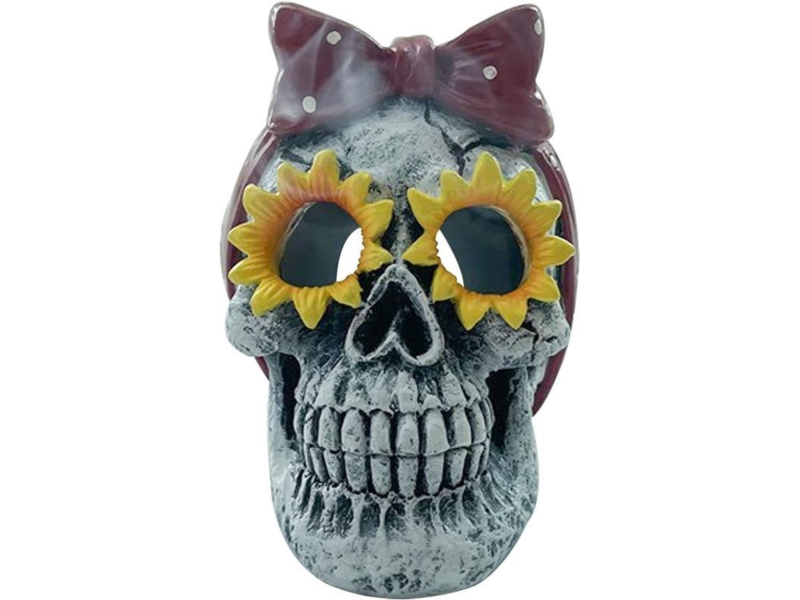 Crânio gótico com almofadas decorativas de rosa, modelo de crânio humano para o Halloween e festivais.