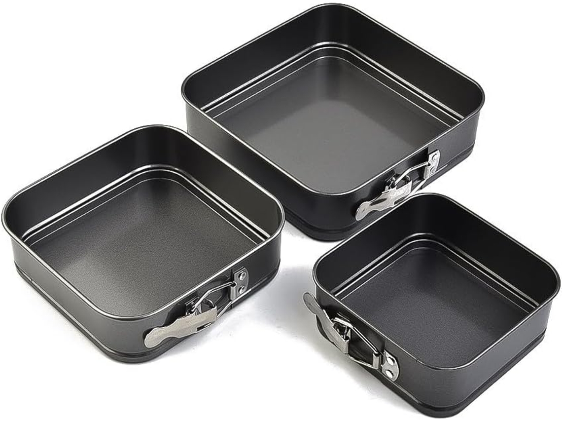 Conjunto de 3 formas quadradas antiaderentes em aço carbono com fundo.