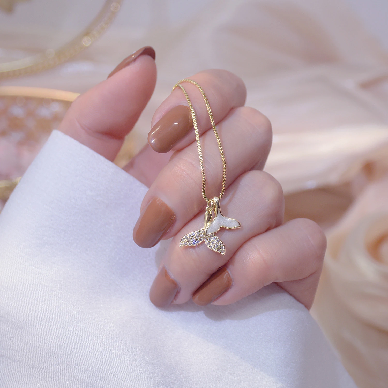 Colar Luxuoso em Formato de Cauda de Peixe, Dourado e Cravejado com Zircônias Cúbicas, Colar de Alta Qualidade. MDUG