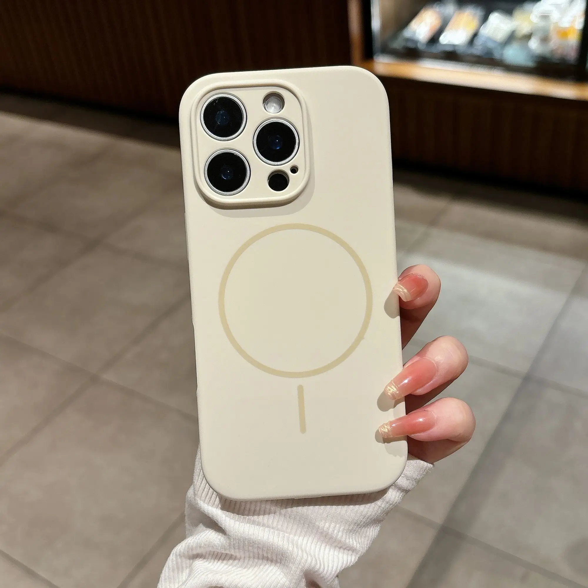 Capa Protetora Magnética De Silicone Líquido Fluorescente (para Iphone 14 Pro Branco) Compatível Com Carregamento Sem Fio.