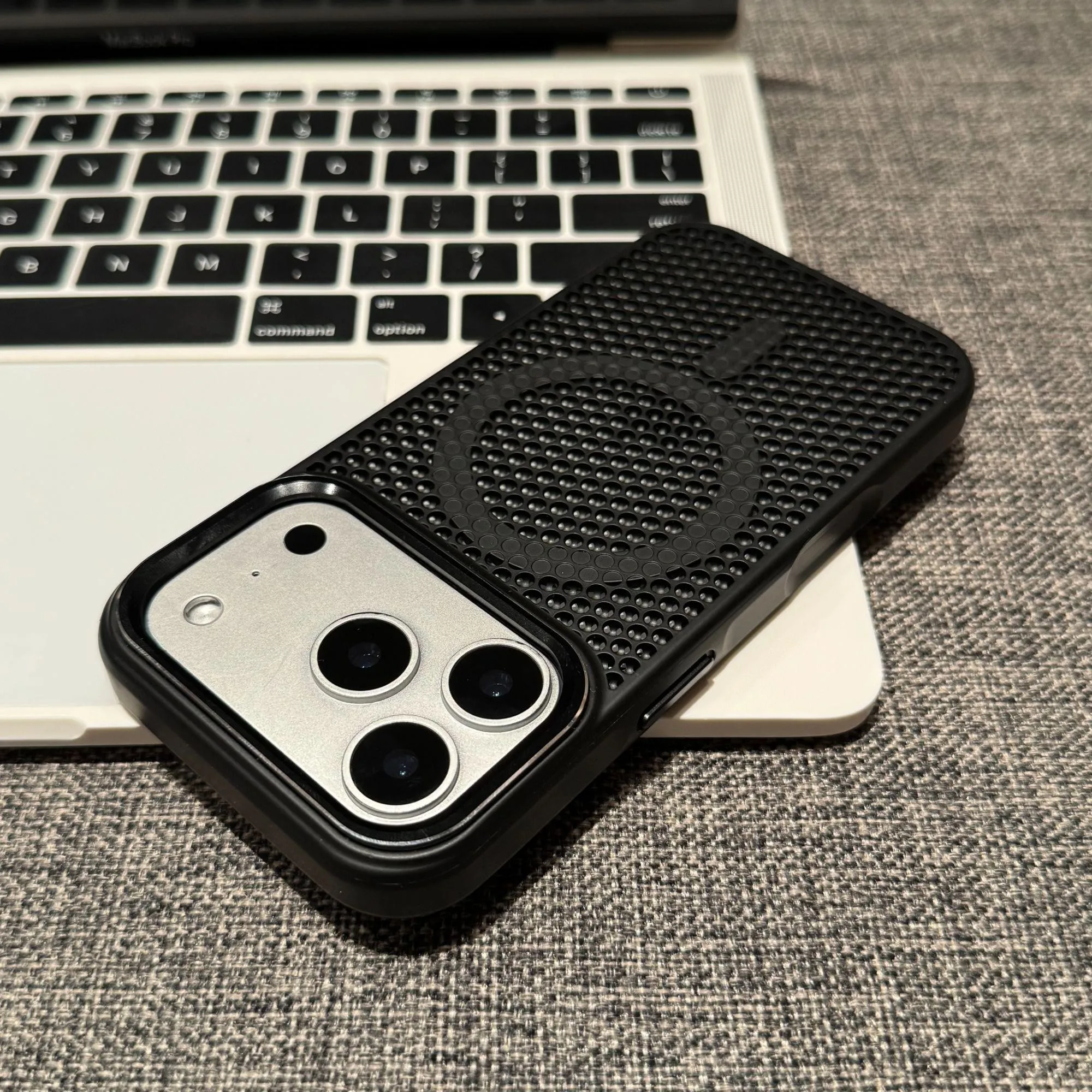 Capa Magnética Vazada Para Iphone 16 Pro Max (preta).