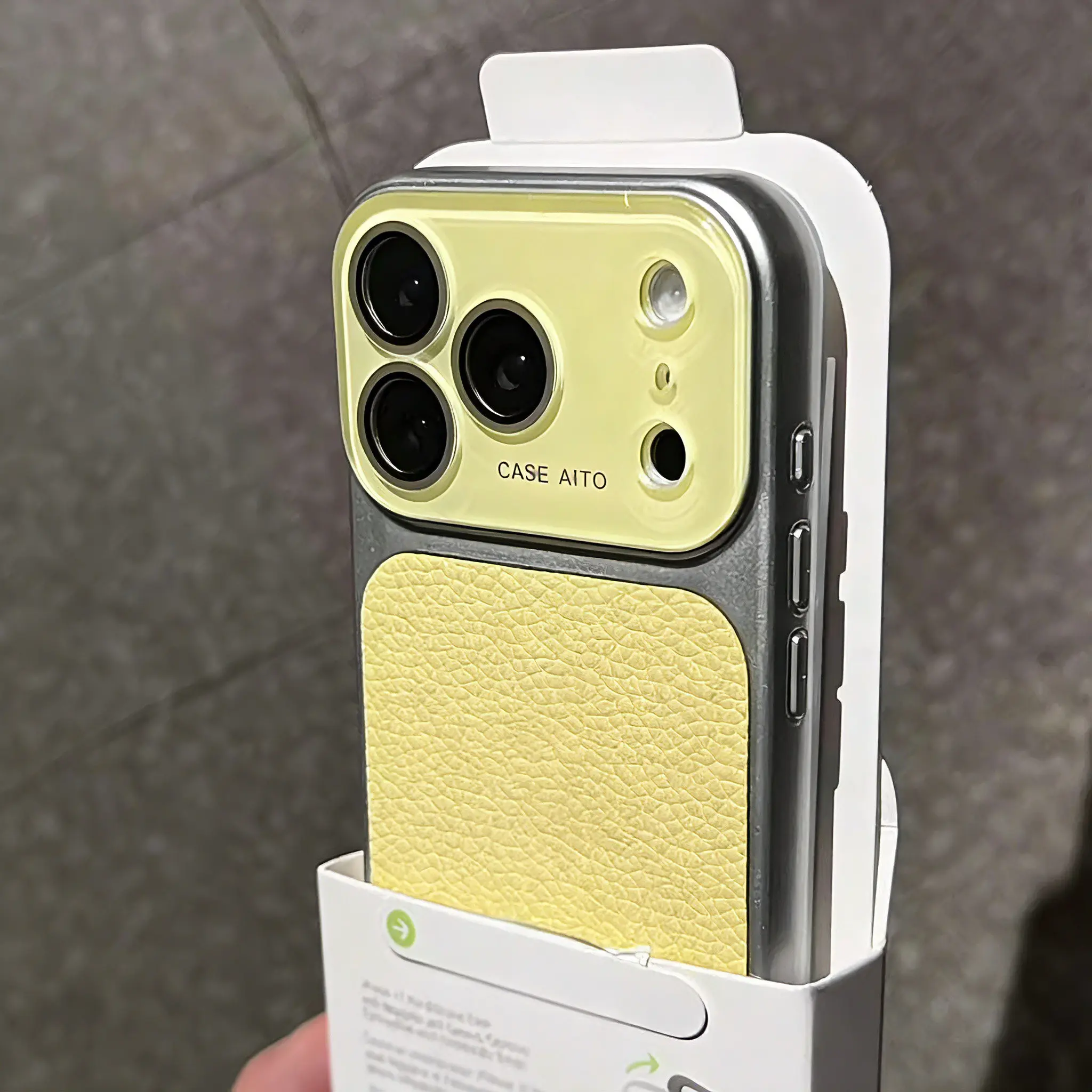 Capa Para Celular (iphone 16 Amarelo) Com Textura De Couro E Protetor De Lente Grande.