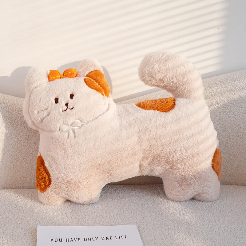 Almofada/travesseiro para Sofá em Formato de Gato Adulto com Gravata Borboleta na Cor Biscoito MDUG (gato Laranja, 45 Cm)