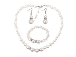 Conjunto de joias 2026 com colar, pulseiras e brincos de pérolas e cristais para casamentos e presentes.