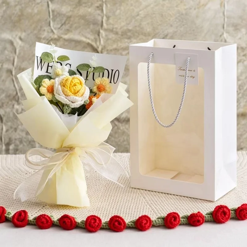 Rosas Artificiais De Crochê, Combinadas Com Um Buquê Para Bolsa, São O Presente Perfeito.