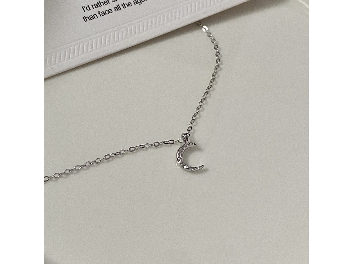 Colar com Pingente de Lua na Água em Prata de Lei 925 , Textura Ondulada, Elegante e Minimalista. MDUG (ouro Branco)