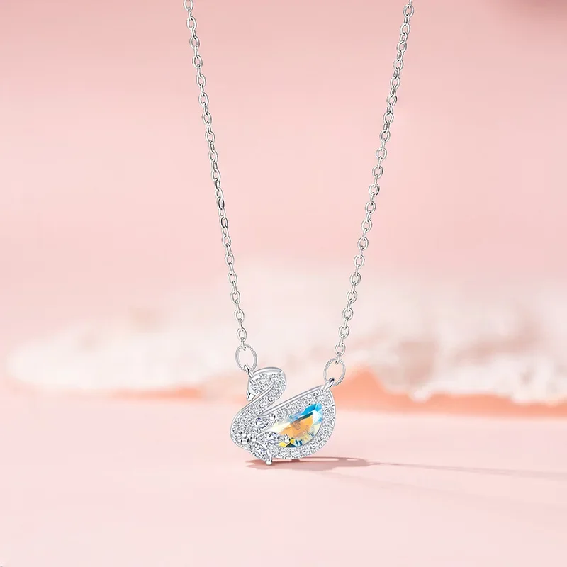 Colar Com Pingente De Cisne, Em Prata De Lei Cravejado Com Cristais De Zircônia Coloridos.