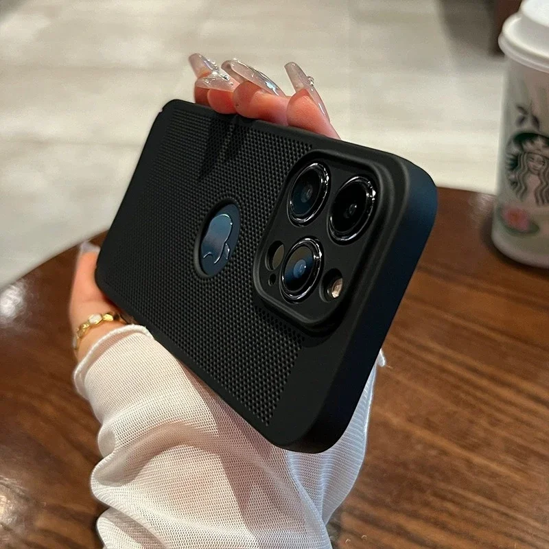 Capa Para Iphone 15 Pro Max Preta Com Dissipação De Calor E Estrutura Rígida Em Policarbonato Perfurado.