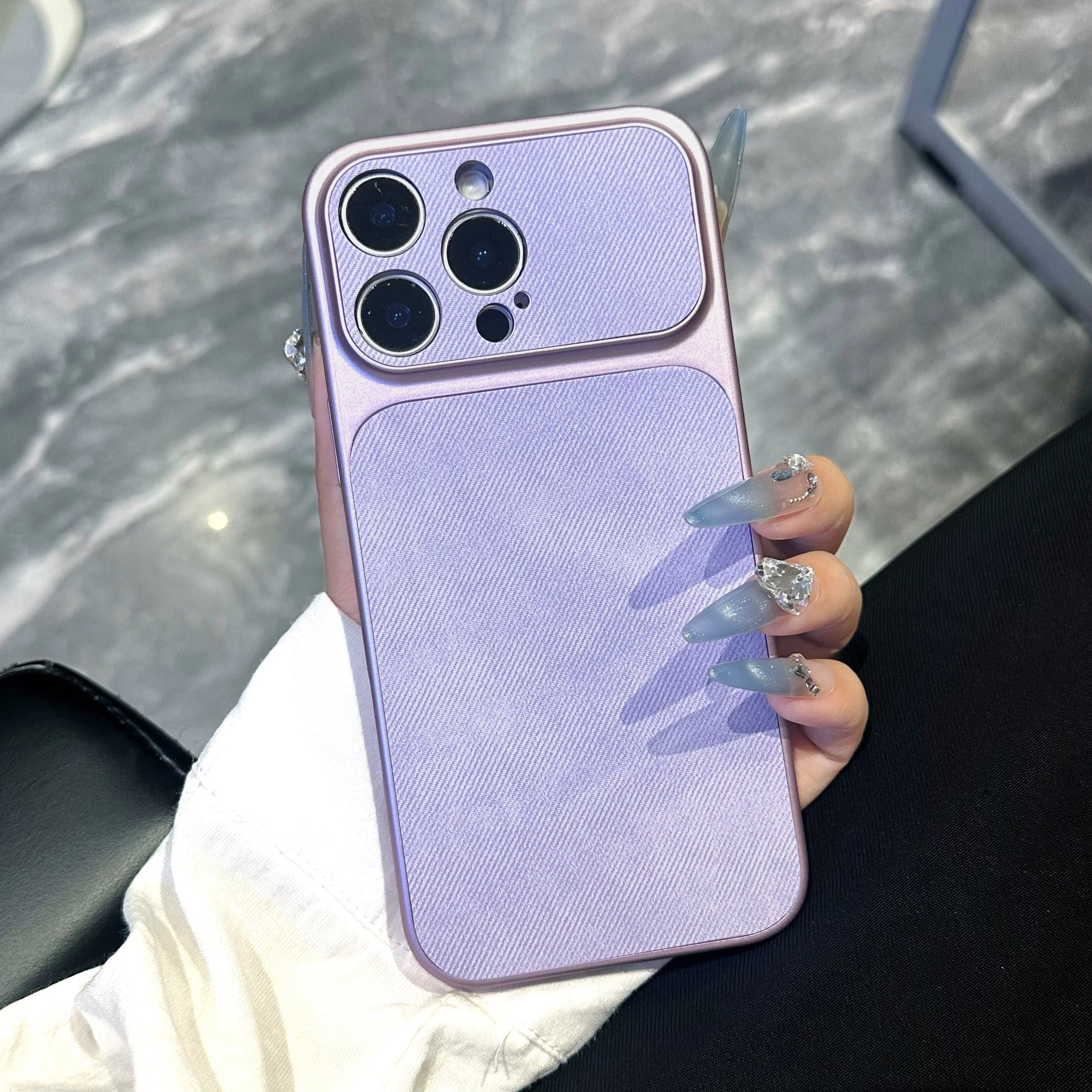 Capa Para Iphone 14 Pro Em Jeans Fosco Macio, Resistente A Impactos E Com Acabamento Eletrogalvanizado.