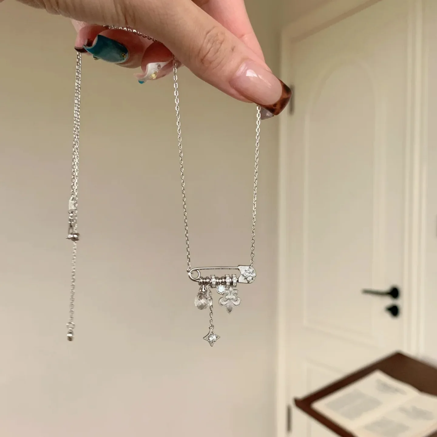 Colar Com Pingente De Broche Em Formato De Estrela Com Flor De Íris Fosca (prateada)