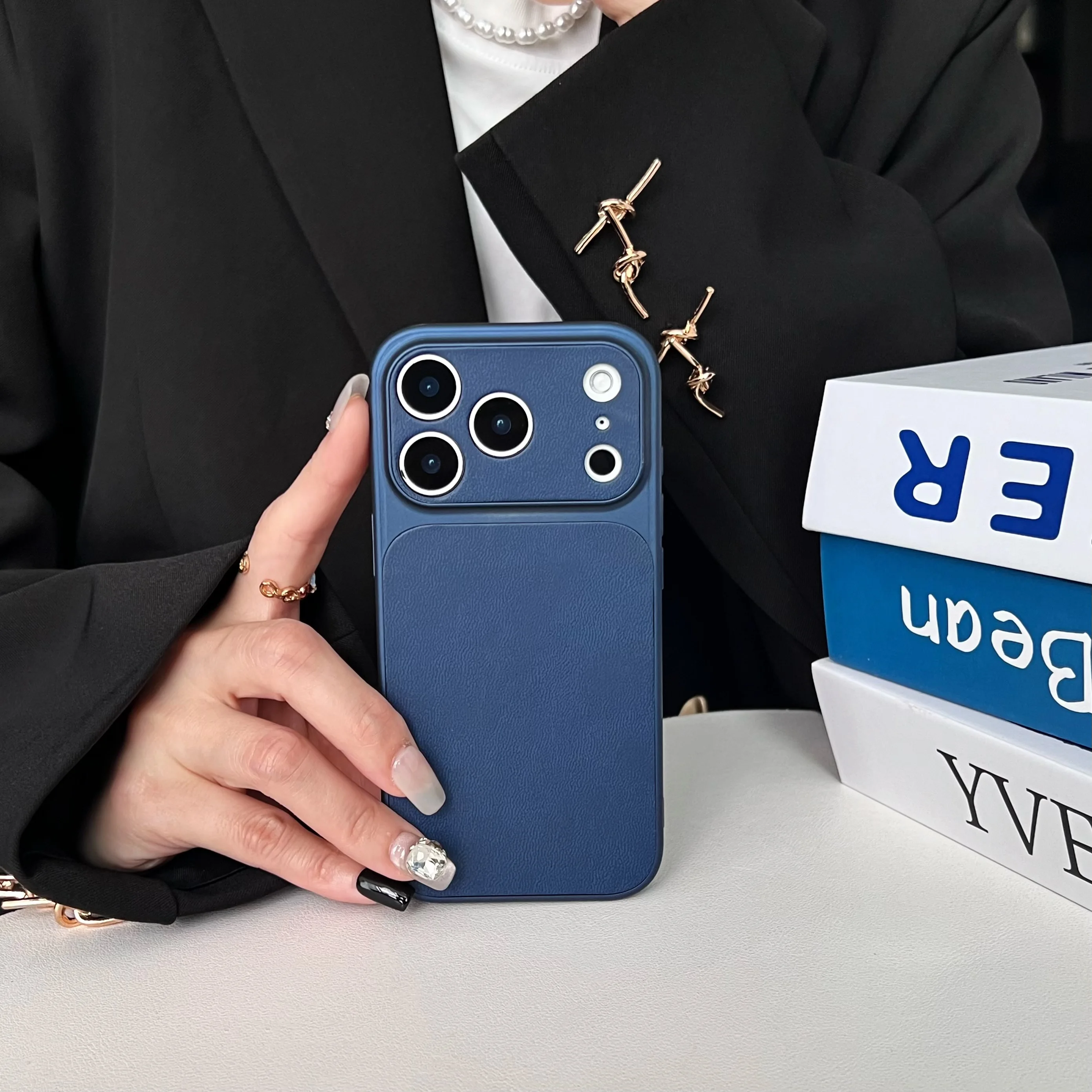 Capa Para Celular (azul 12pro) Com Textura De Couro, Resistente A Impactos E Agradável Ao Toque.