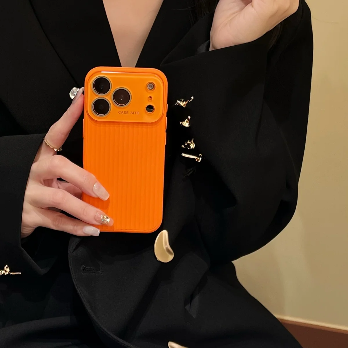 Capa Listrada Laranja Para Iphone 12, Protege A Câmera, Acabamento Fosco Resistente A Impactos.