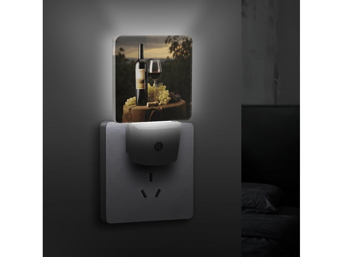 Luminária noturna LED em formato de vinho tinto, com plugue de parede e sensor crepuscular, eficiente e decorativa.