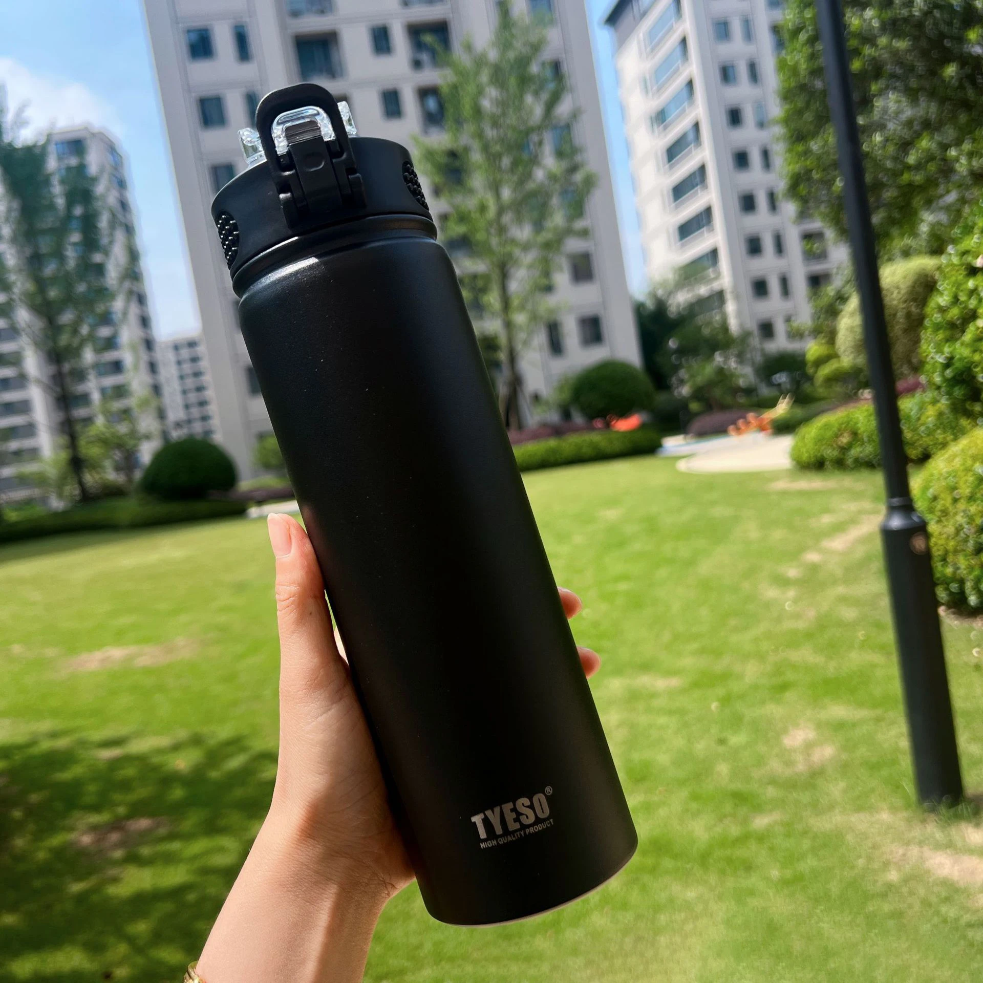 Garrafa térmica com recipiente de aço inoxidável (preta, 750 ml), mantém bebidas frias e quentes, ideal para carro.