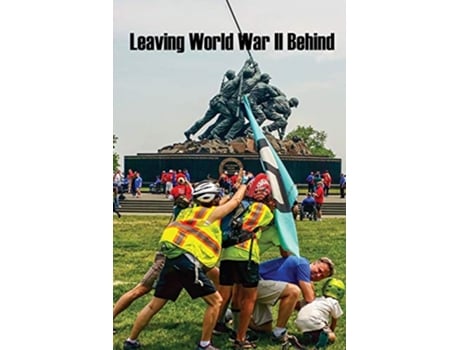 Livro Leaving World War II Behind de David Swanson (Inglês)