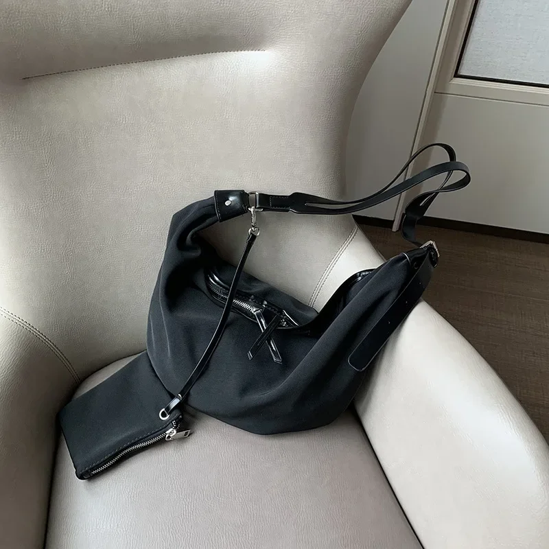 Bolsa Transversal/de Peito Feminina Em Lona Preta, Formato Meia-lua, Com Estampa De Zebra, Grande Capacidade.