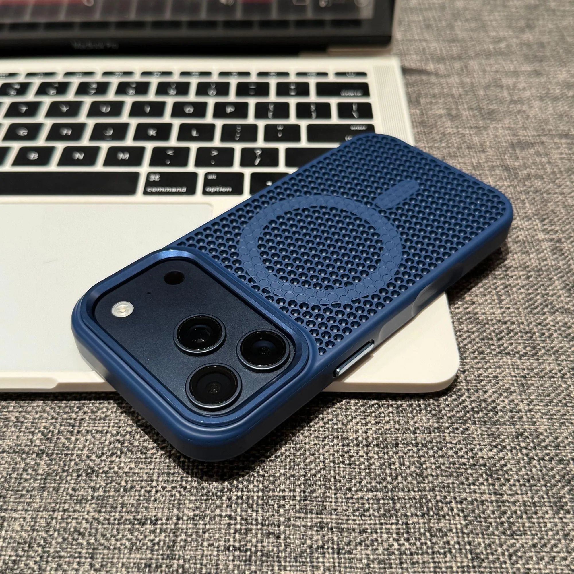 (iphone 12 Pro Max Azul) Funda Magnética De Malla Perforada Con Carga Inalámbrica.