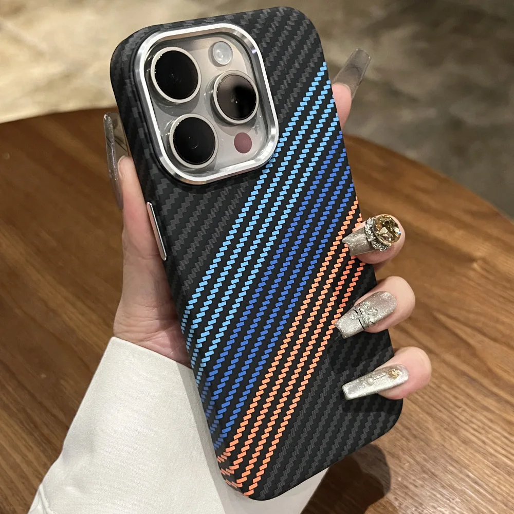 Capa Magnética Para Celular (iphone 14) Com Design Texturizado Em Fibra De Carbono.