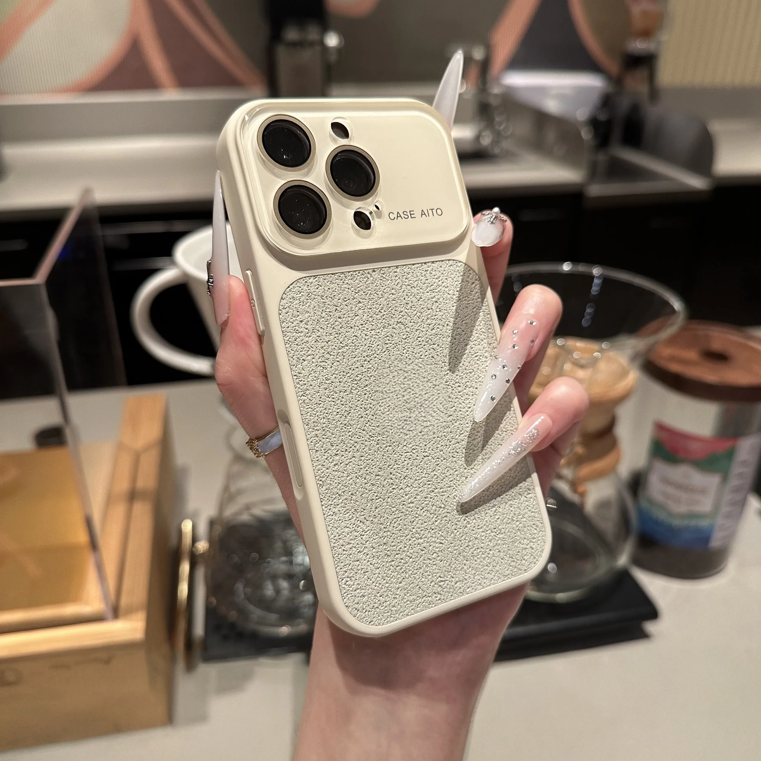 Capa Para Celular (iphone 15 Azul) Em Couro Pu Com Textura De Lichia E Janela Grande.
