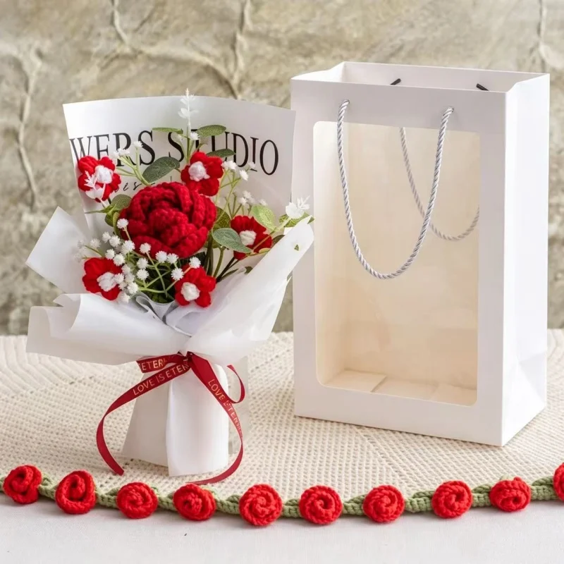 Rosas Artificiais De Crochê, Combinadas Com Um Buquê Para Bolsa, São O Presente Perfeito.