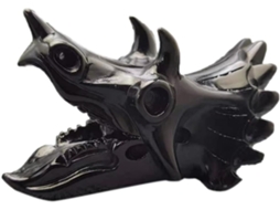 Estatueta de crânio de Triceratops em obsidiana natural, feita à mão com cristal de quartzo.