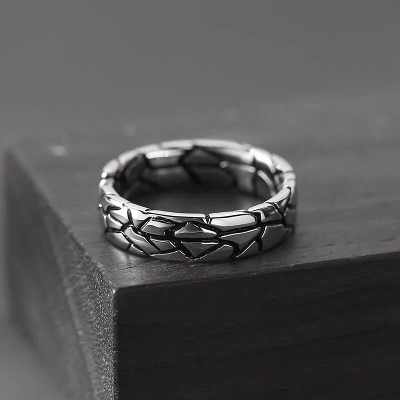 Anel Vintage Prateado com Textura Craquelada e Formato de Pedra Preciosa, Estilo Retrô Punk, com Aro Ajustável. MDUG