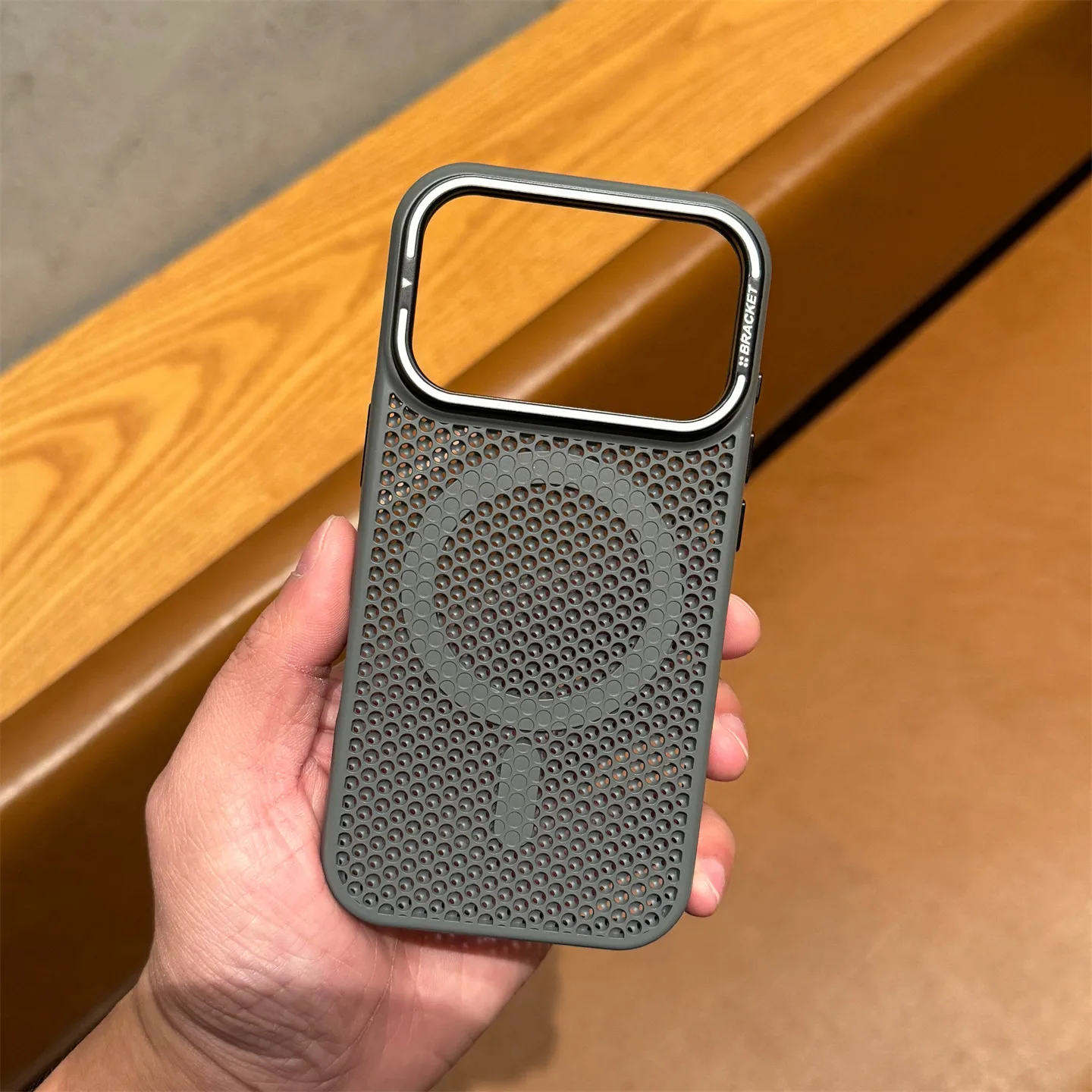 Capa Para Celular Com Suporte Para Lente (iphone 12 Cinza), Resistente A Impactos E Com Dissipação De Calor.