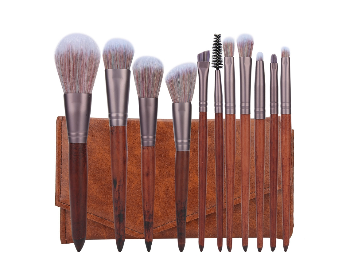Conjunto com 11 pincéis de maquiagem facial com cabos de madeira e fibras sintéticas, além de estojo.