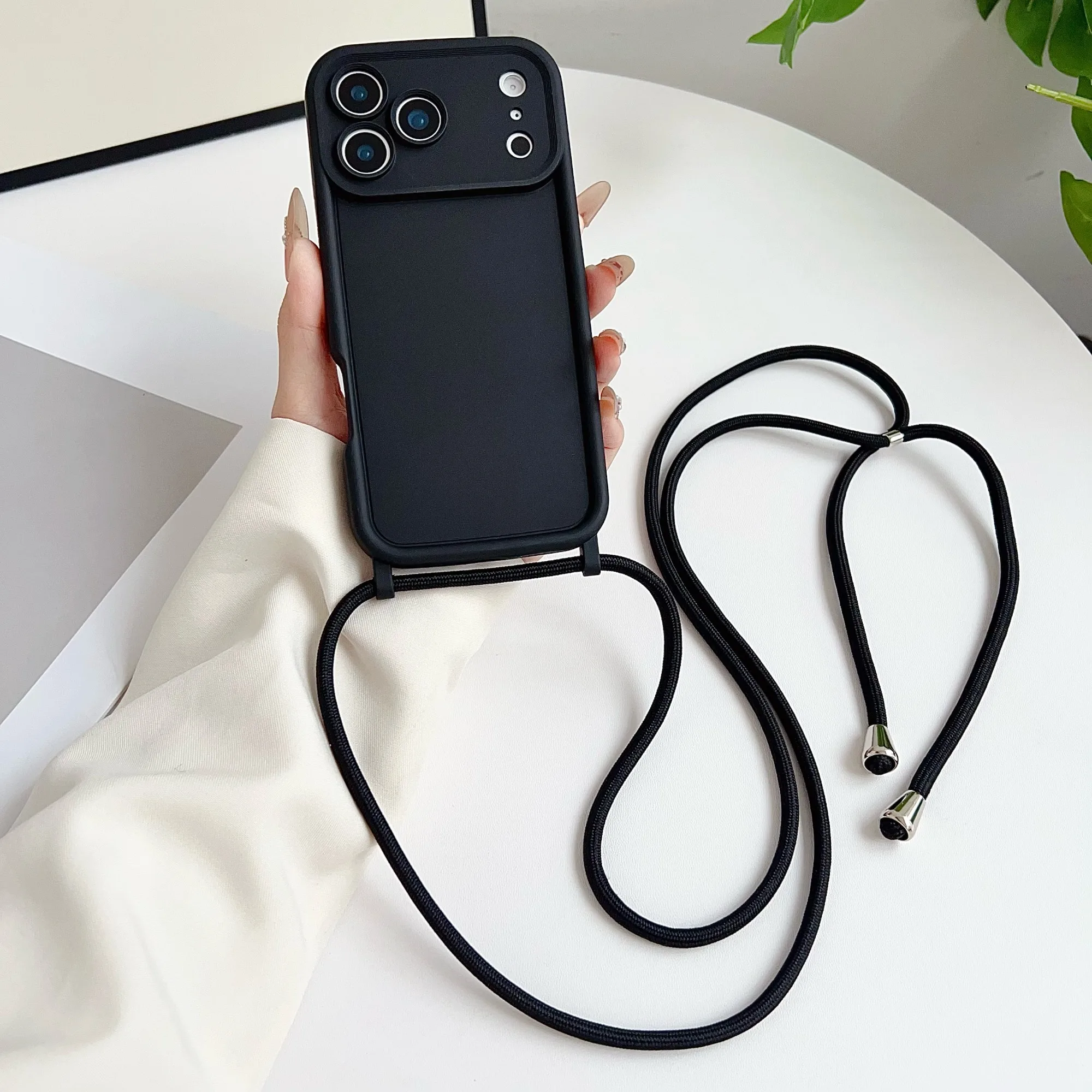 Capa Para Iphone 14 Preta Com Alça Transversal, Protege A Câmera E É Resistente A Impactos.