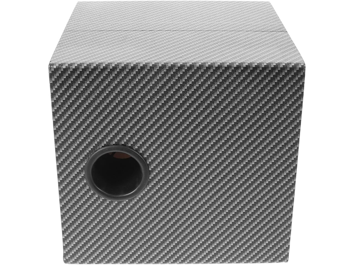 Subwoofer automotivo selado de 5 polos em caixa compacta de madeira.