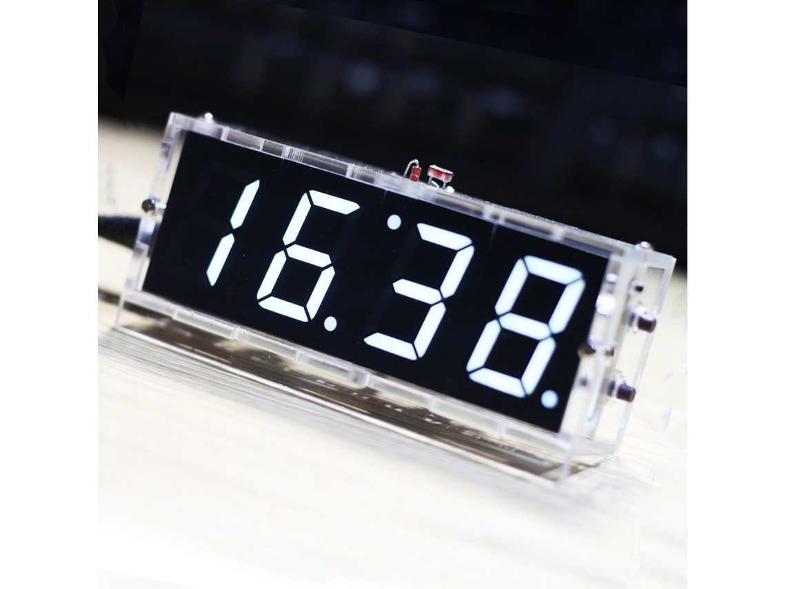 Kit para montar relógio digital LED de 4 dígitos com controle de luz, temperatura e caixa transparente.