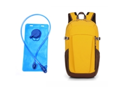 Mochila (amarela com reservatório de hidratação) para atividades gratuitas, simples e práticas.