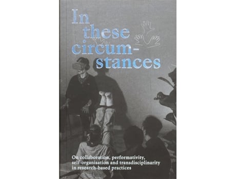 Livro In these circumstances de Philippine Hoegen (Inglês)