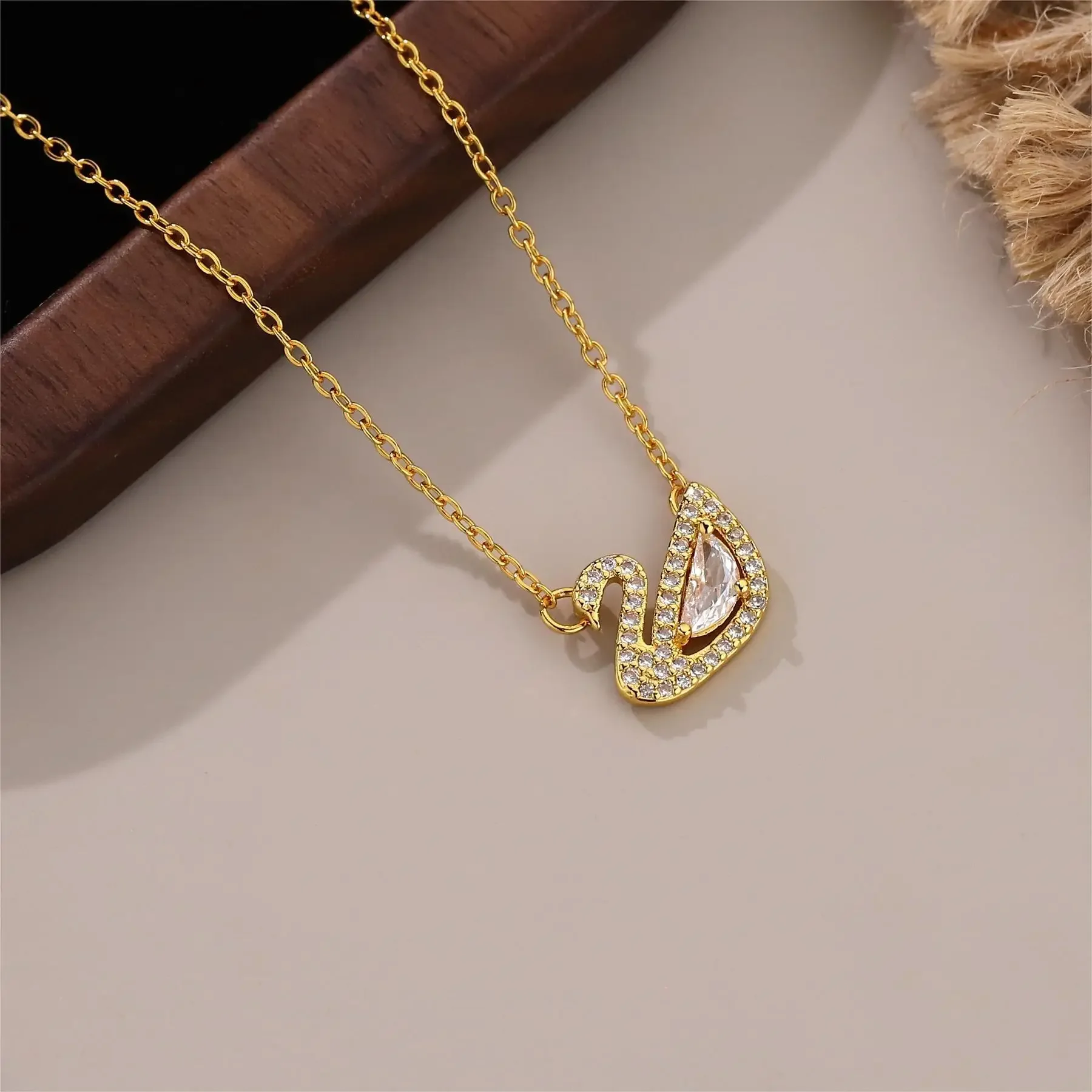 Colar Elegante E Sofisticado Com Pingente De Cisne Em Aço Titânio (dourado)