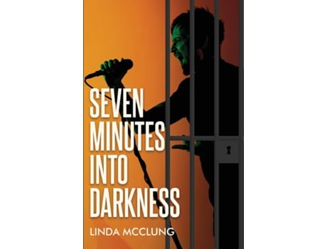 Livro Seven Minutes Into Darkness de Linda McClung (Inglês)
