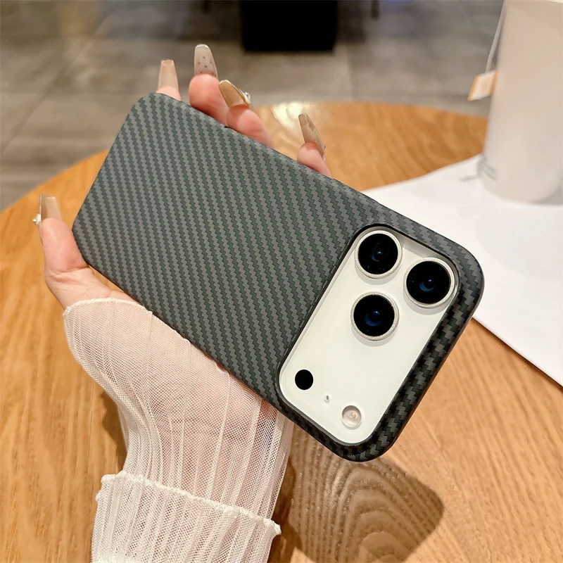 Capa De Celular Elegante Em Fibra De Carbono Com Revestimento Magnético Invisível E Proteção Fosca Contra Quedas (iphone 17 Pro Max).