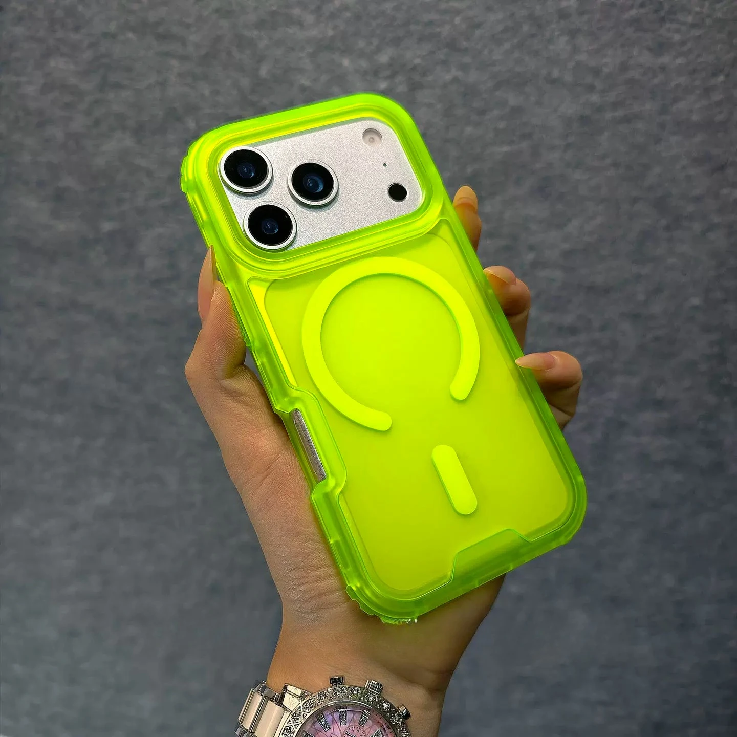 Capa Para Iphone 13 Pro (verde) - Magnética, Fosca, Resistente A Impactos E Antiderrapante