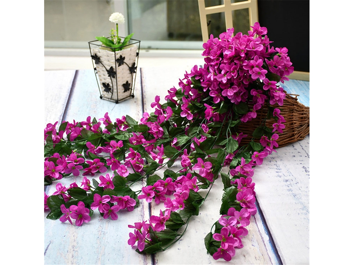 Cesto suspenso com buquê de flores artificiais violetas.