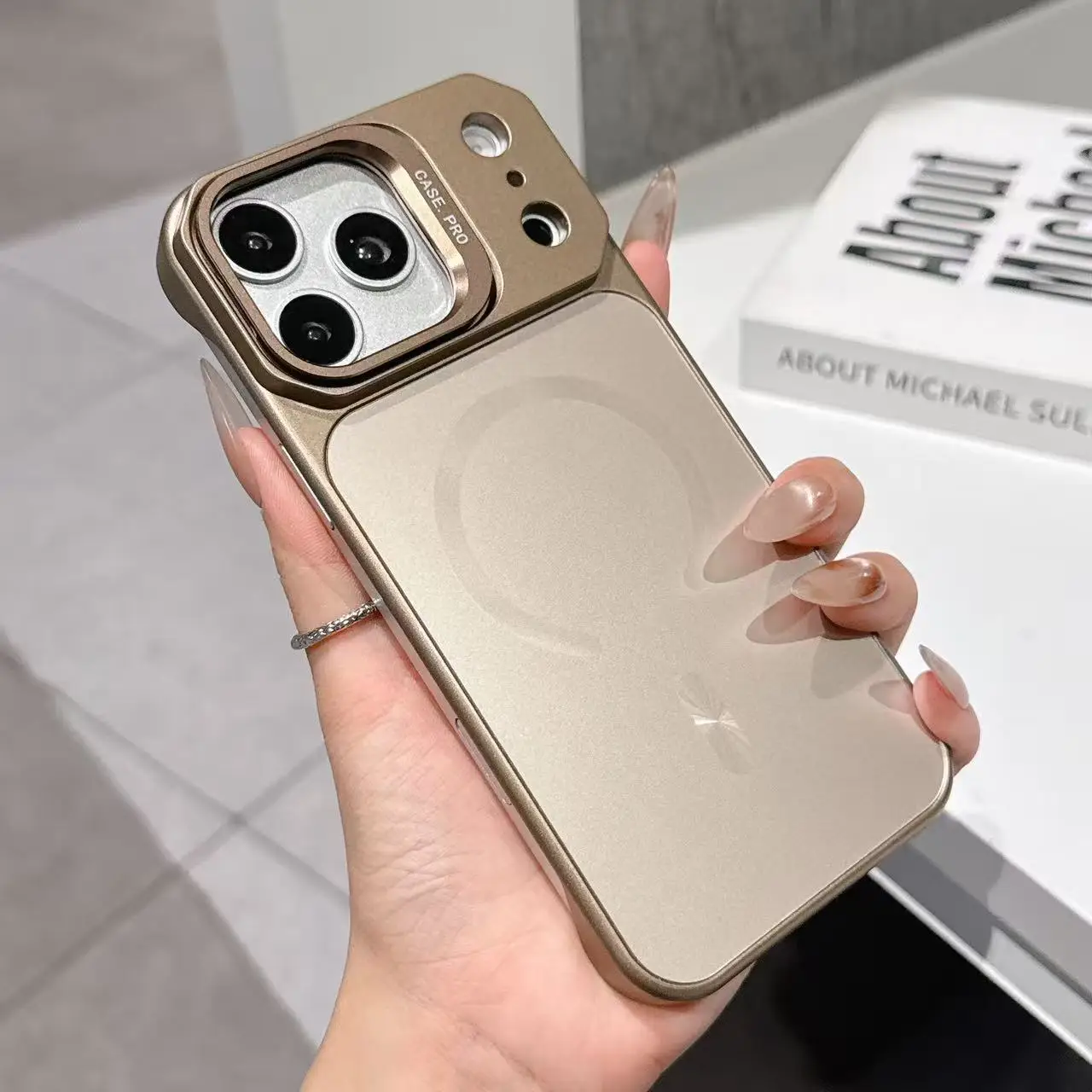Capa Protetora Fosca De Vidro Nano (dourada) Para Iphone 13 Suporte, Compatível Com Carregamento Sem Fio.