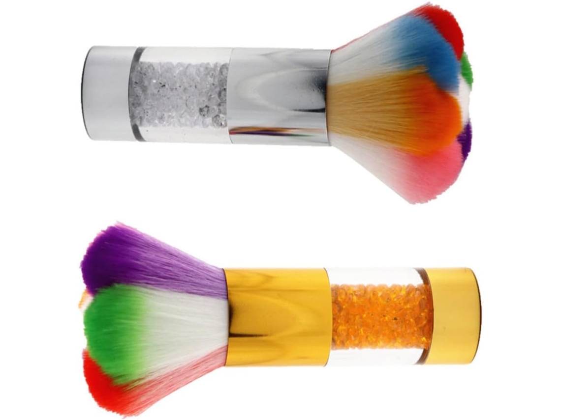 Conjunto de 2 pincéis: um para blush e outro para limpeza de unhas, com capa ergonômica.