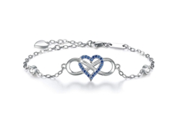 Pulseira É Feita De Prata De Lei S925 E Apresenta Uma Safira Em Formato De Coração Com O Número ''8'', Simbolizando O Amor Eterno.