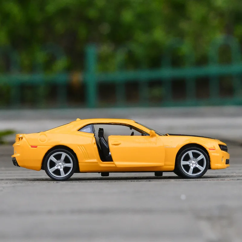 (amarelo) Chevrolet Camaro 1/36 - Miniatura De Carro Em Liga Metálica Fundida, Duas Portas Que Abrem, Presente Para Colecionadores